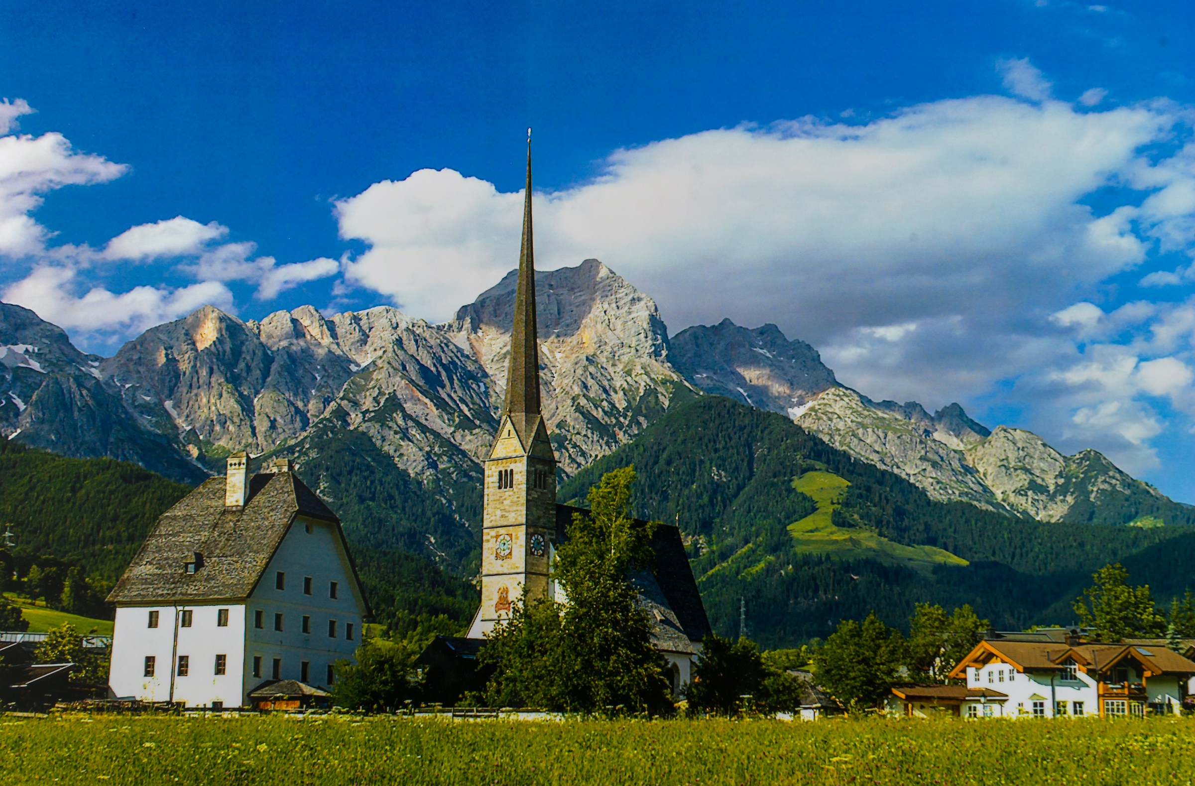 Maria Alm mit Kirche und Bergpanorama des Steinernen Meeres